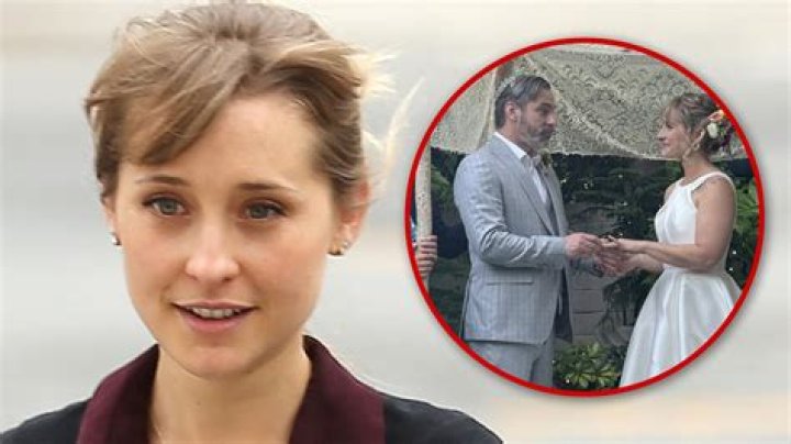 Allison Mack: Wife, net worth, tattoos, smoking & body measurements