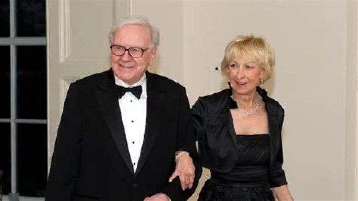 Astrid Menks Bio, Age, Net worth, Warren Buffet, Images