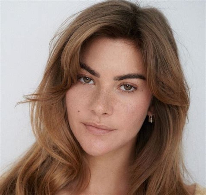 Clara Berry Wiki, Age, Bio, Son, KJ Apa Girlfriend, Dating, Height, Net Worth, Instagram