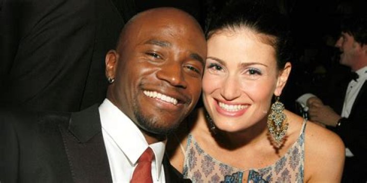 Donnell Rawlings: Wife, net worth, tattoos, smoking & body facts
