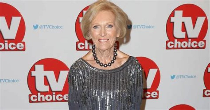 Mary Berry Age, Young, Hand Deformity, Awards, Recipes, Tv Shows
