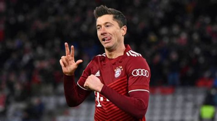 Robert Lewandowski Salary, Jersey, Height, Goals This Season