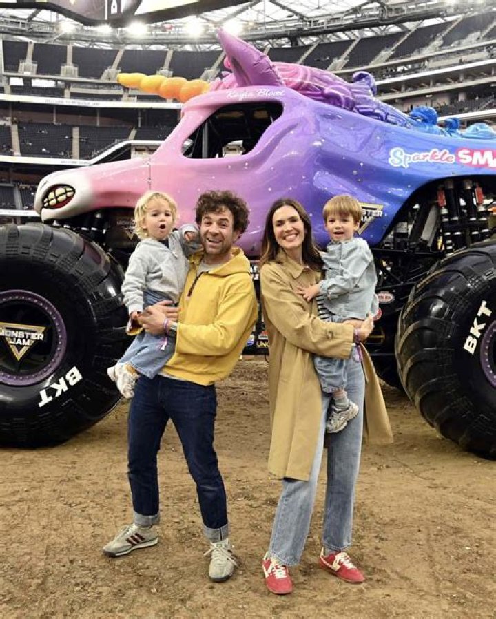 What religion is Taylor Goldsmith? How did Mandy Moore meet Taylor Goldsmith? Does Taylor Goldsmith have kids?